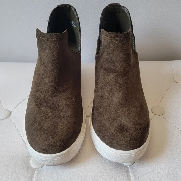 CUSHIONAIRE Women's Hero Hidden Wedge Sneaker Size 8 1/2M - Picture 2 of 15